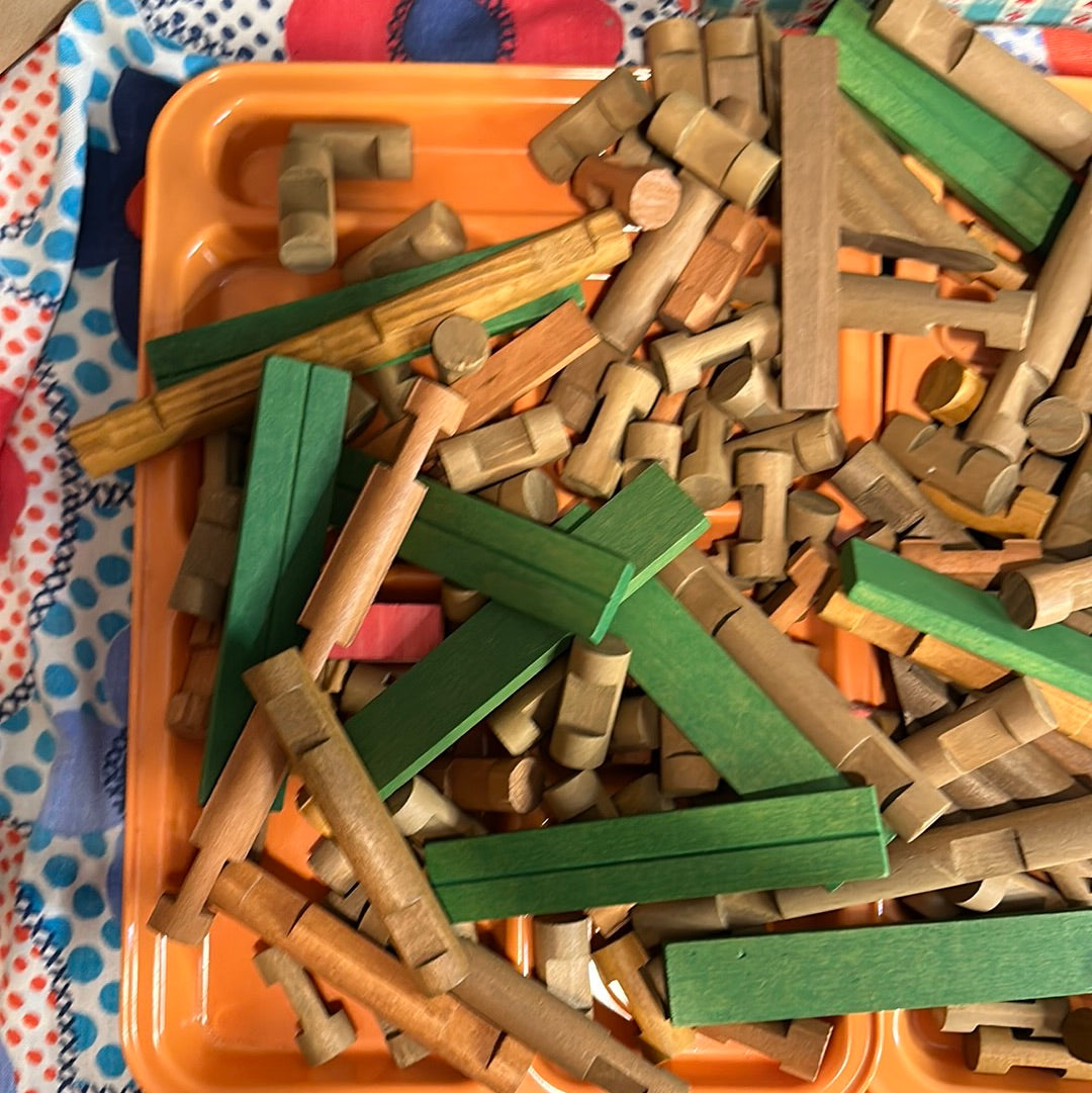 3 pounds of Lincoln Logs (004)