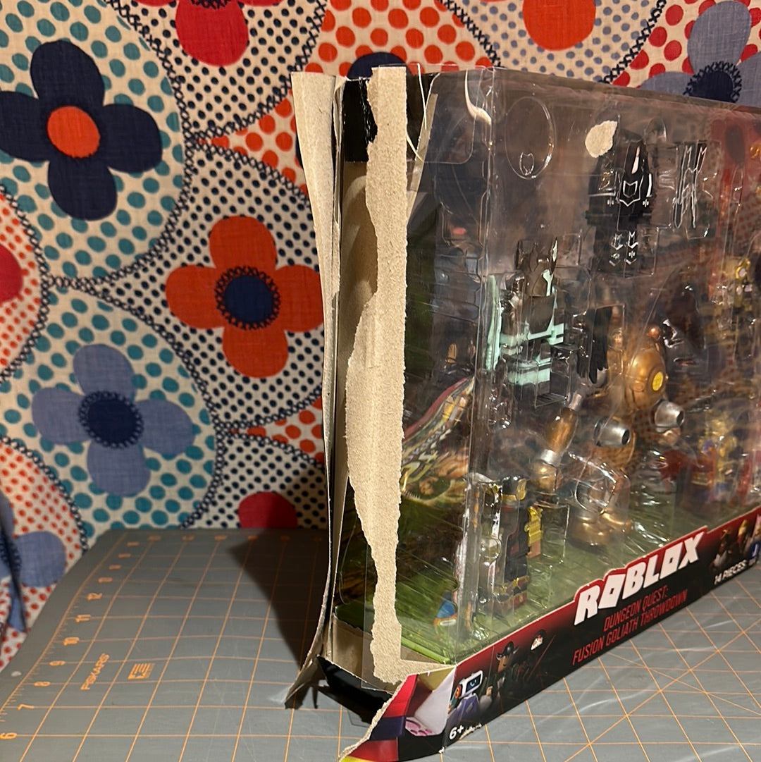 ROBLOX Action Figure Robot Collection, Dungeon Quest Goliath Throwdown Playset