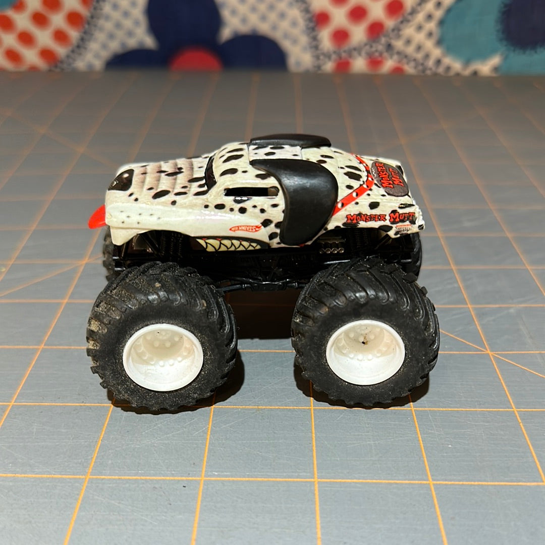 Hot Wheels Monster Jam Monster Mutt Truck Mattel 1:64 scale