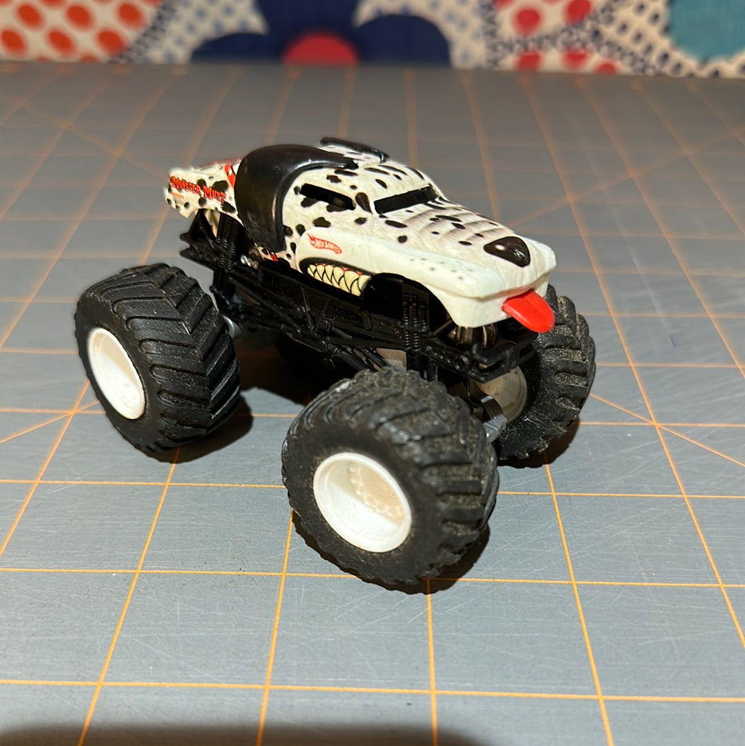 Hot Wheels Monster Jam Monster Mutt Truck Mattel 1:64 scale