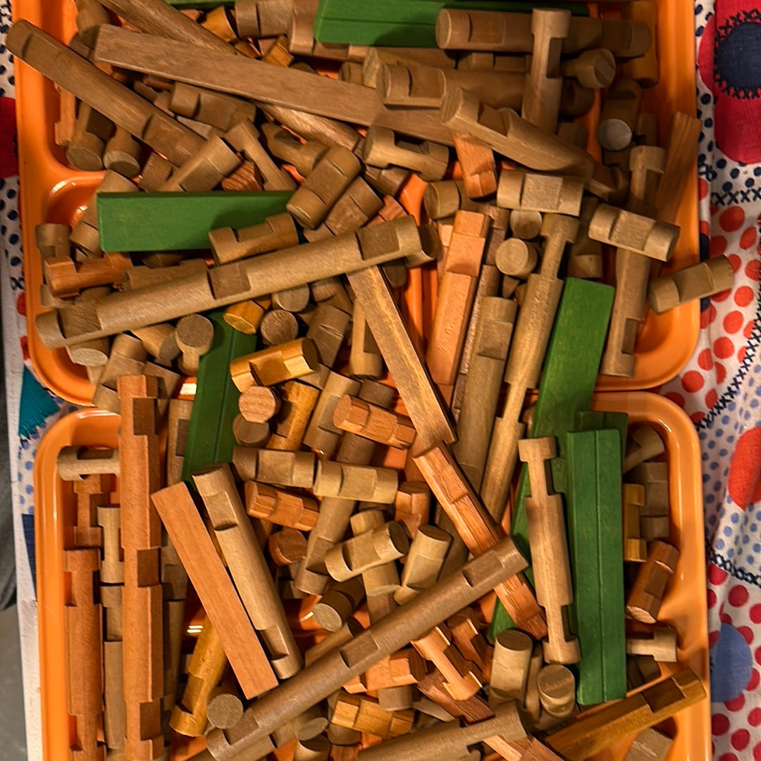 3 pounds of Lincoln Logs (002)